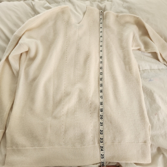 vince cashmere sweater Size M Ivory V Neck FLAW - Picture 6 of 9